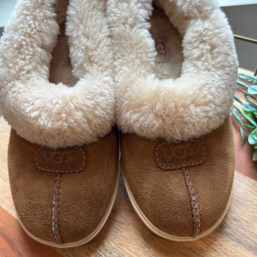 UGG Slippers in great condition.Cozy Tan Shearling Slippers. Size 3. - Picture 5 of 8